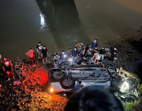 Tai nạn ô tô lao xuống sông khiến 2 người tử vong gây hot